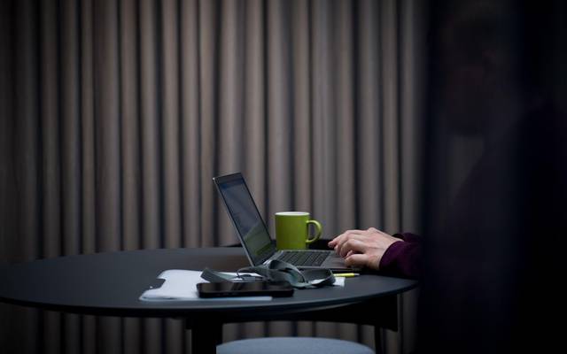 Mann arbeitet am Laptop