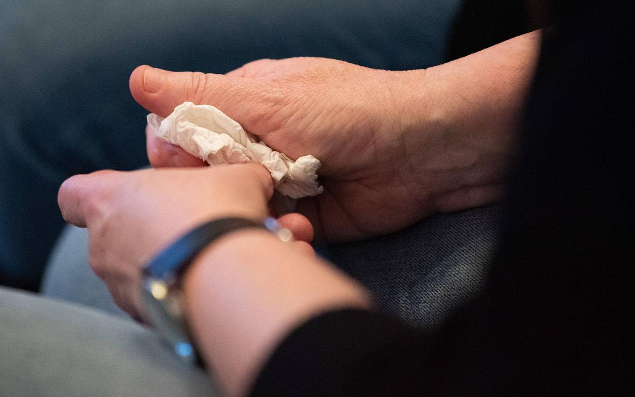 Person hält ein Taschentuch in den Händen