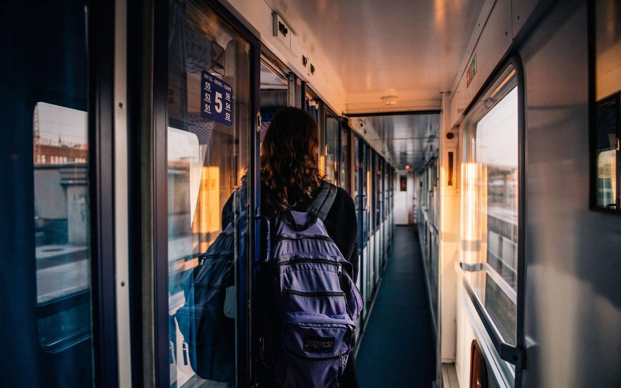 Frau steht im Gang eines Zuges