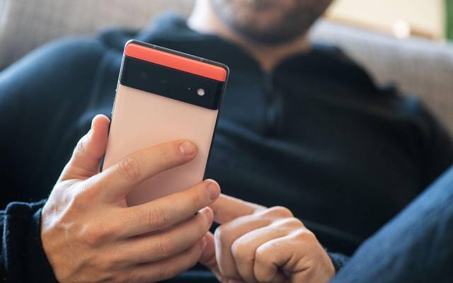 Ein Mann tippt auf einem Google Pixel 6