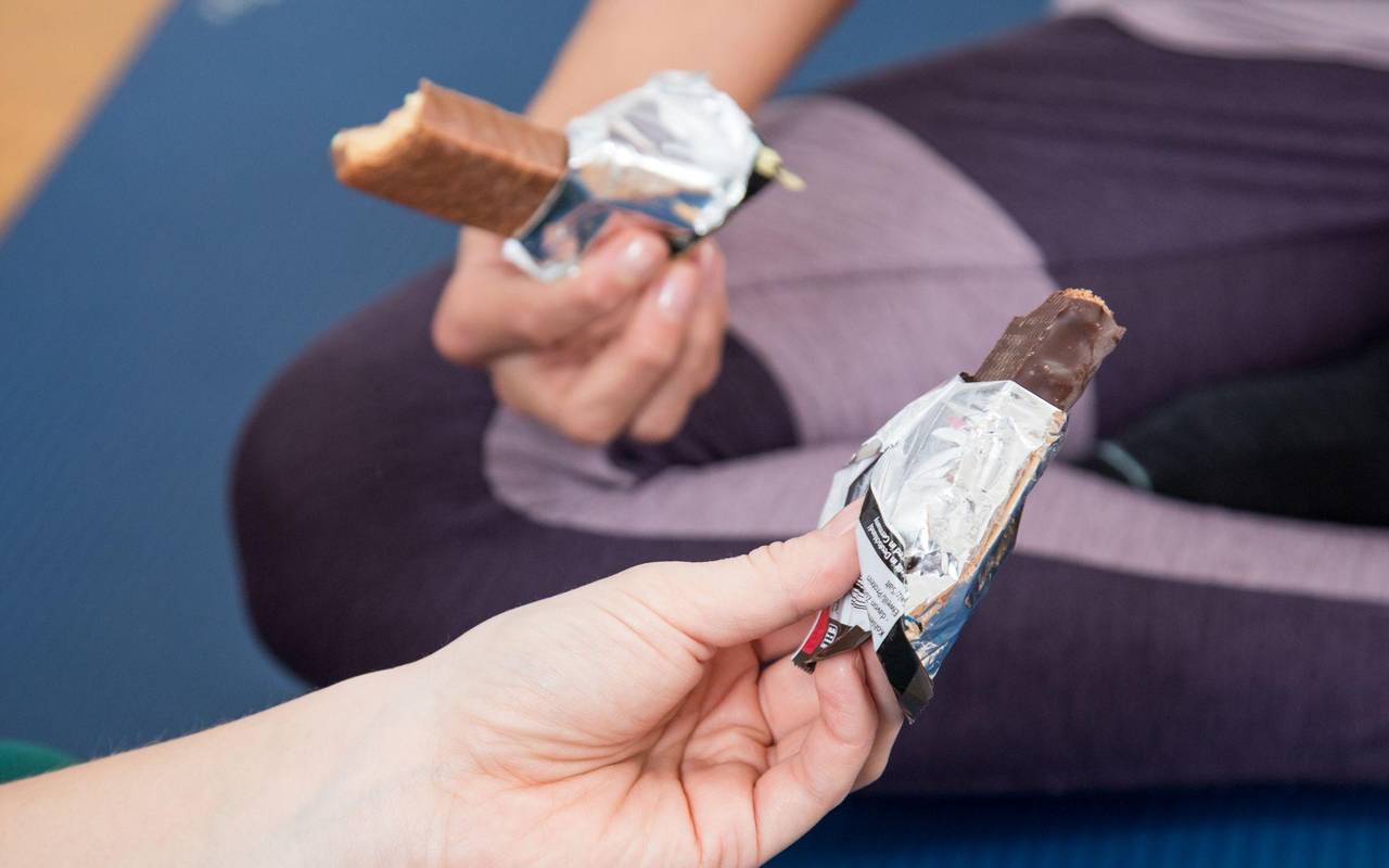 Zwei Personen halten Schokoriegel in den Händen