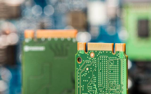 M.2-SSD-Karte mit SATA-Anschluss (vorn) und NVMe-SSD-Festplatte