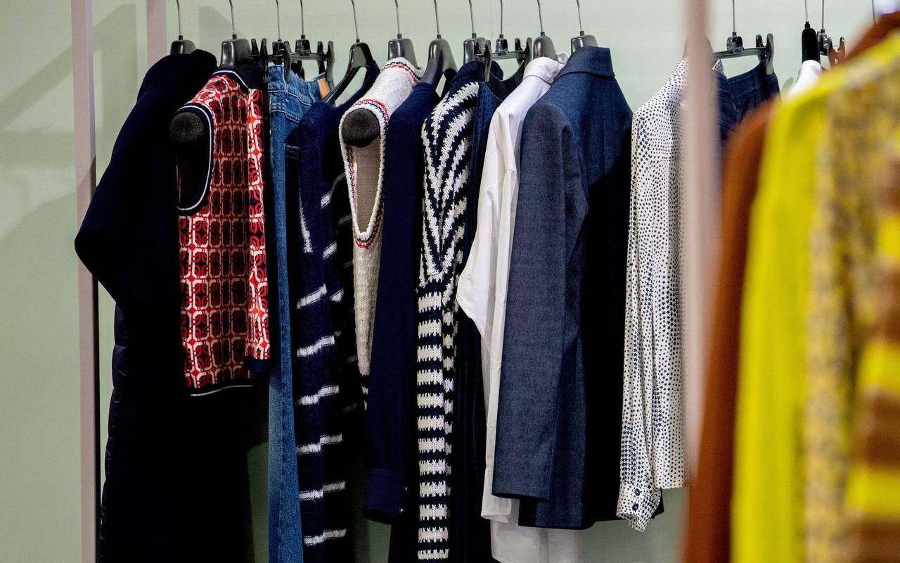 Kleidung hängt auf Kleiderbügeln