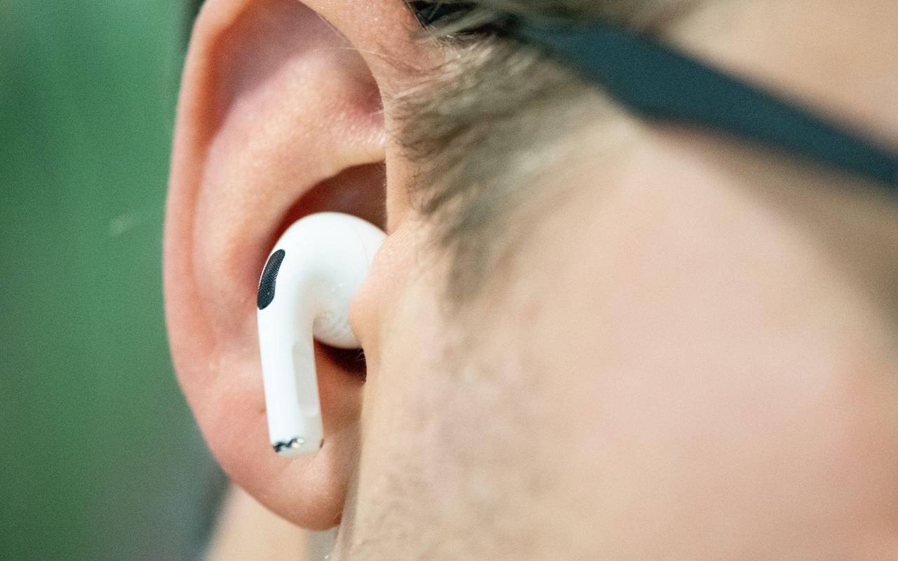 Ein Mann trägt Airpods