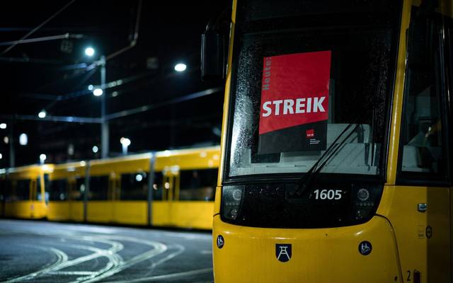 «STREIK»-Poster klebt auf einer Bahn im Depot der Ruhrbahn
