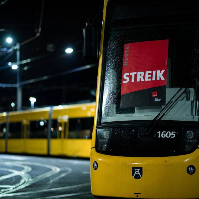 «STREIK»-Poster klebt auf einer Bahn im Depot der Ruhrbahn