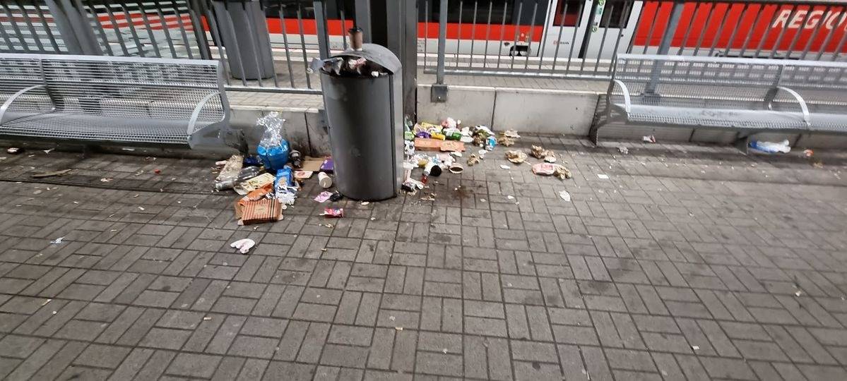 COESFELD: Vermüllung am Bahnhof