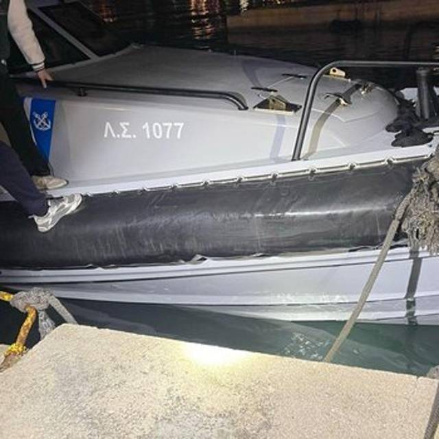 Beschädigtes Boot der griechischen Küstenwache