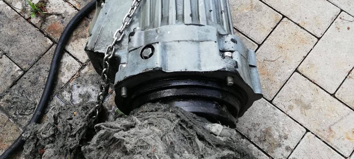 Feuchttücher verstopfen Abwasserpumpwerk