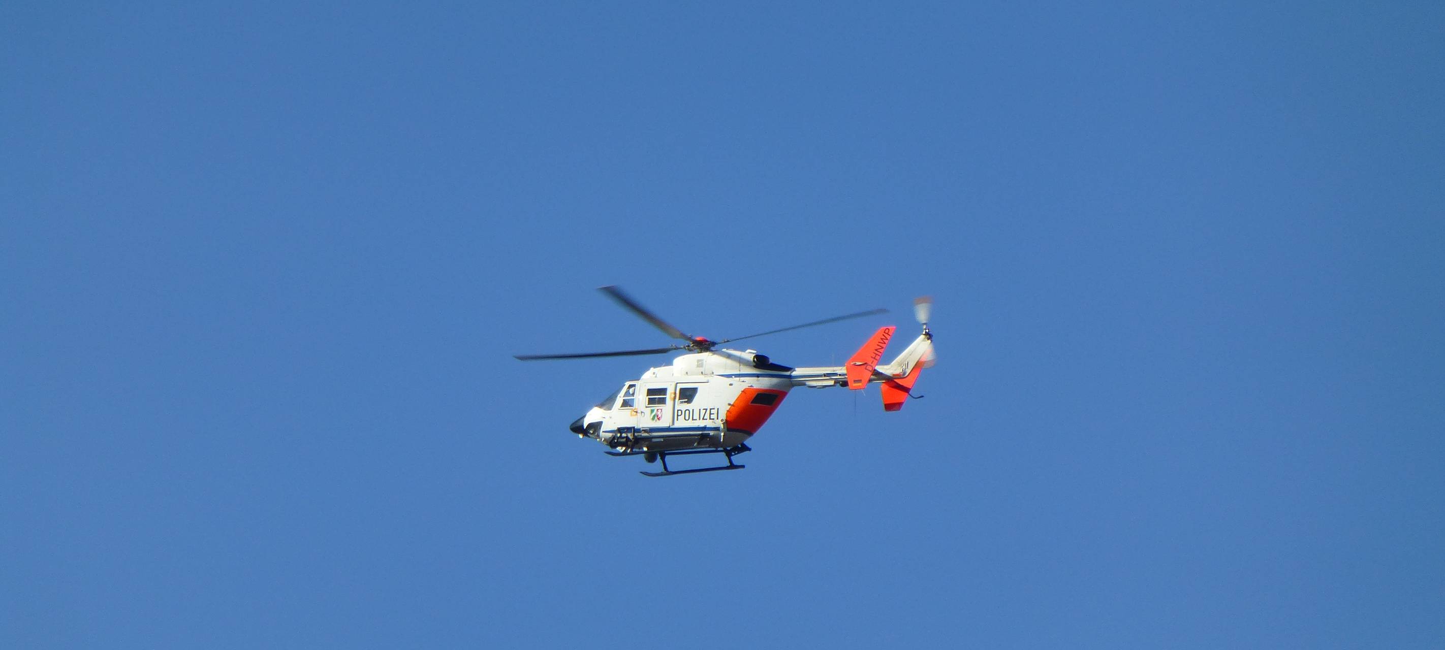 Hubschrauber sucht Fußgänger auf A 1