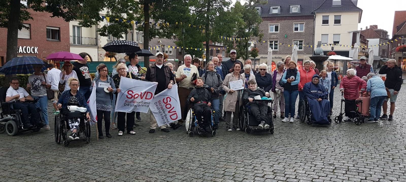 Angehörige von Behinderten demonstrieren in Dülmen