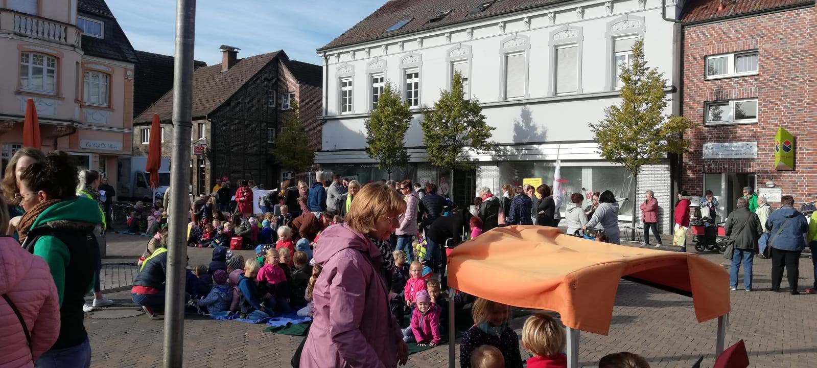 Kinder senden Botschaften für den Frieden