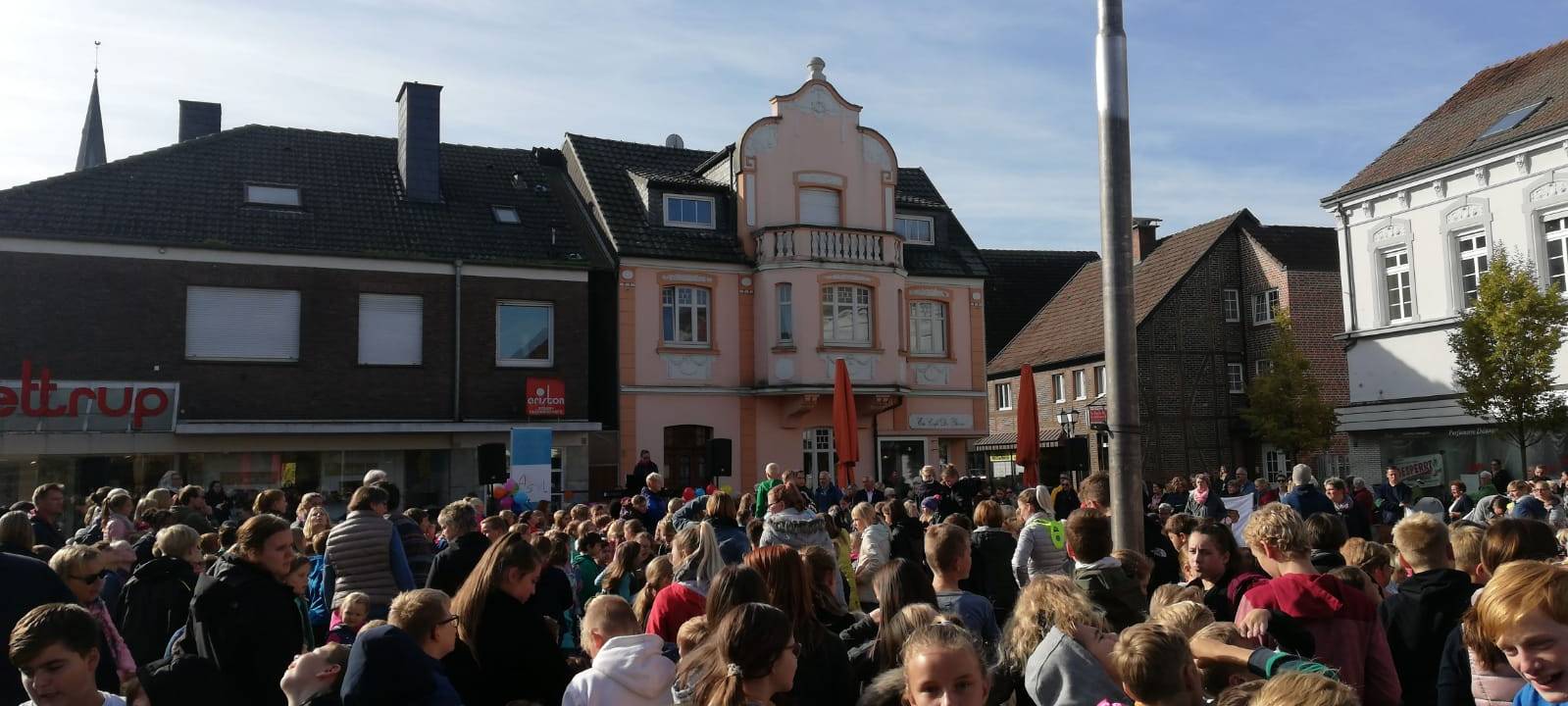 Kinder senden Botschaften für den Frieden