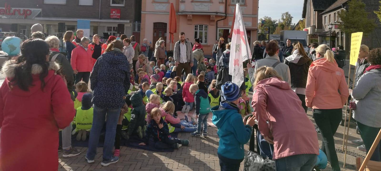 Kinder senden Botschaften für den Frieden