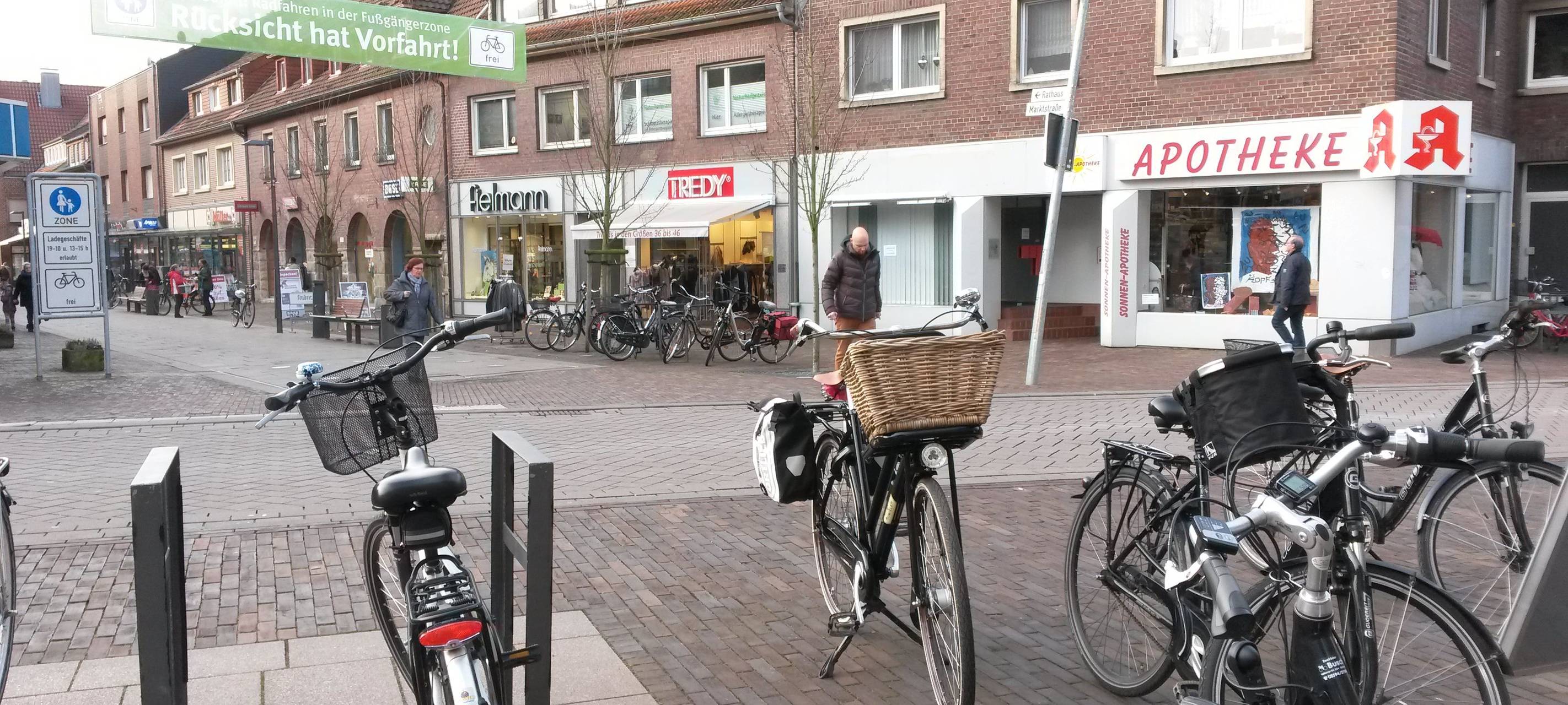 Radfahrer und Fußgänger teilen sich Innenstädte