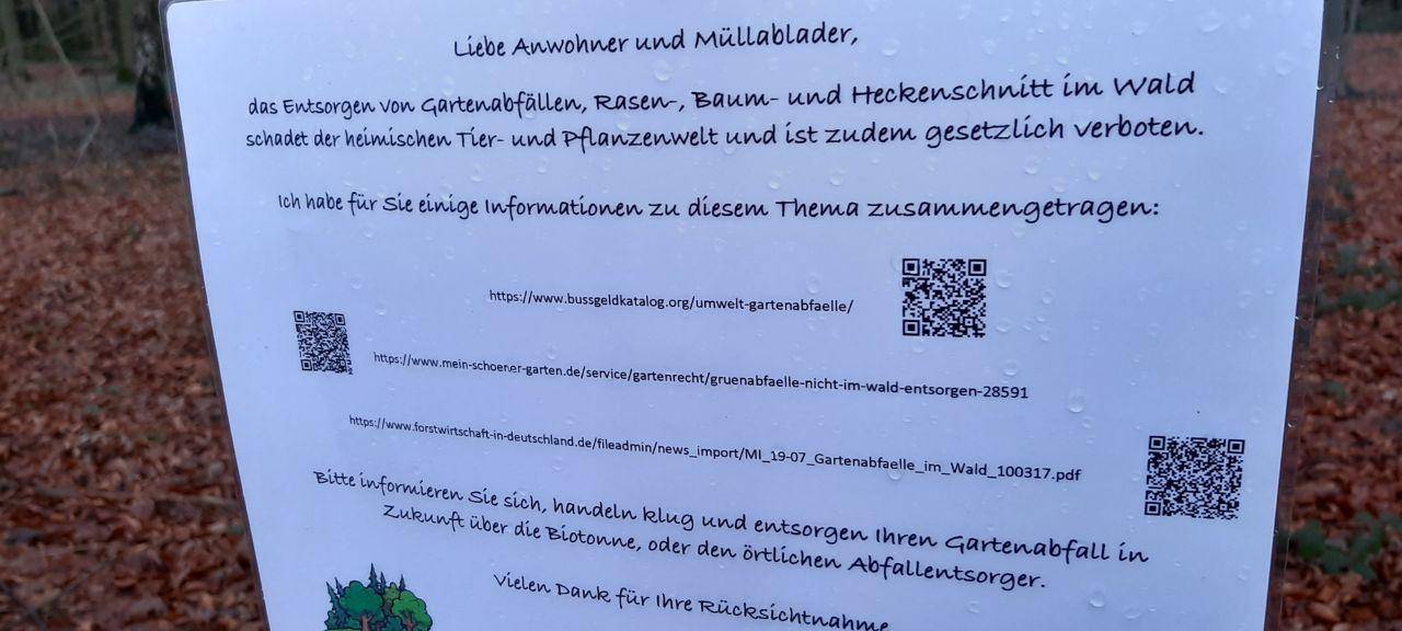 DÜLMEN: Selbstgebastelte Schilder im Wald