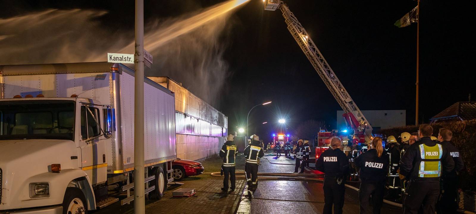 OLFEN: Großbrand im Gewerbegebiet