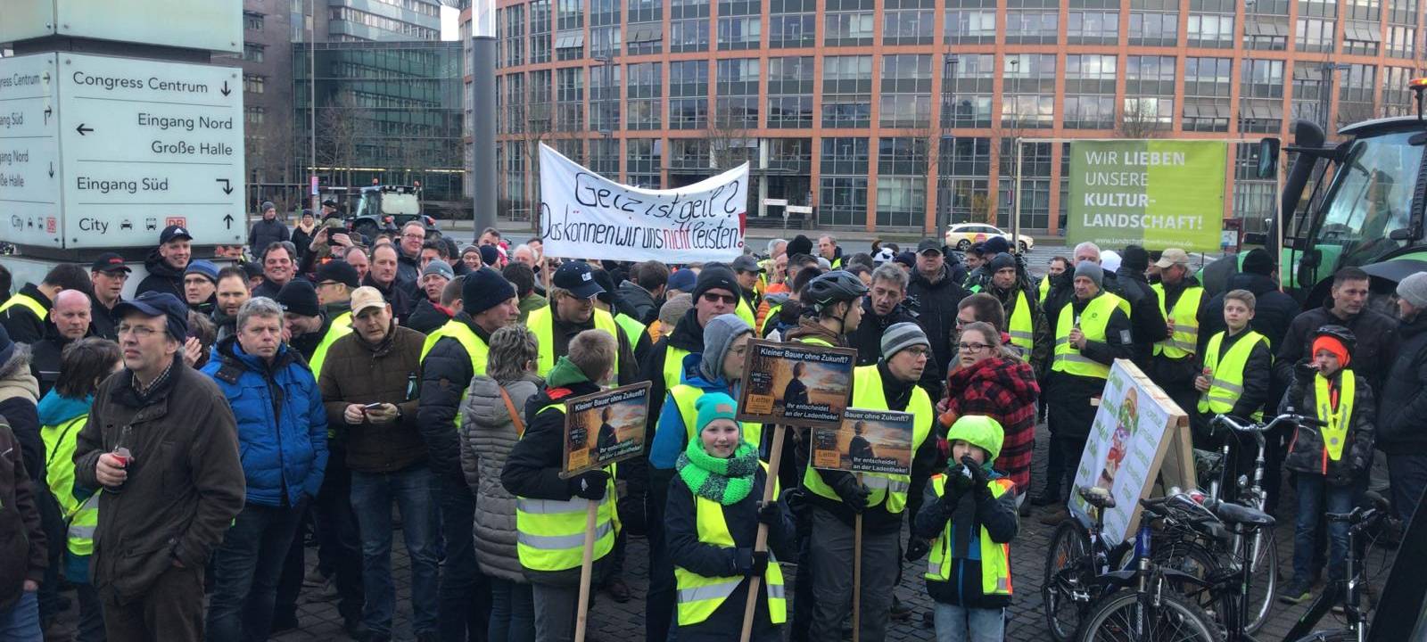 KREIS: Radelnde Landwirte auf Protestfahrt