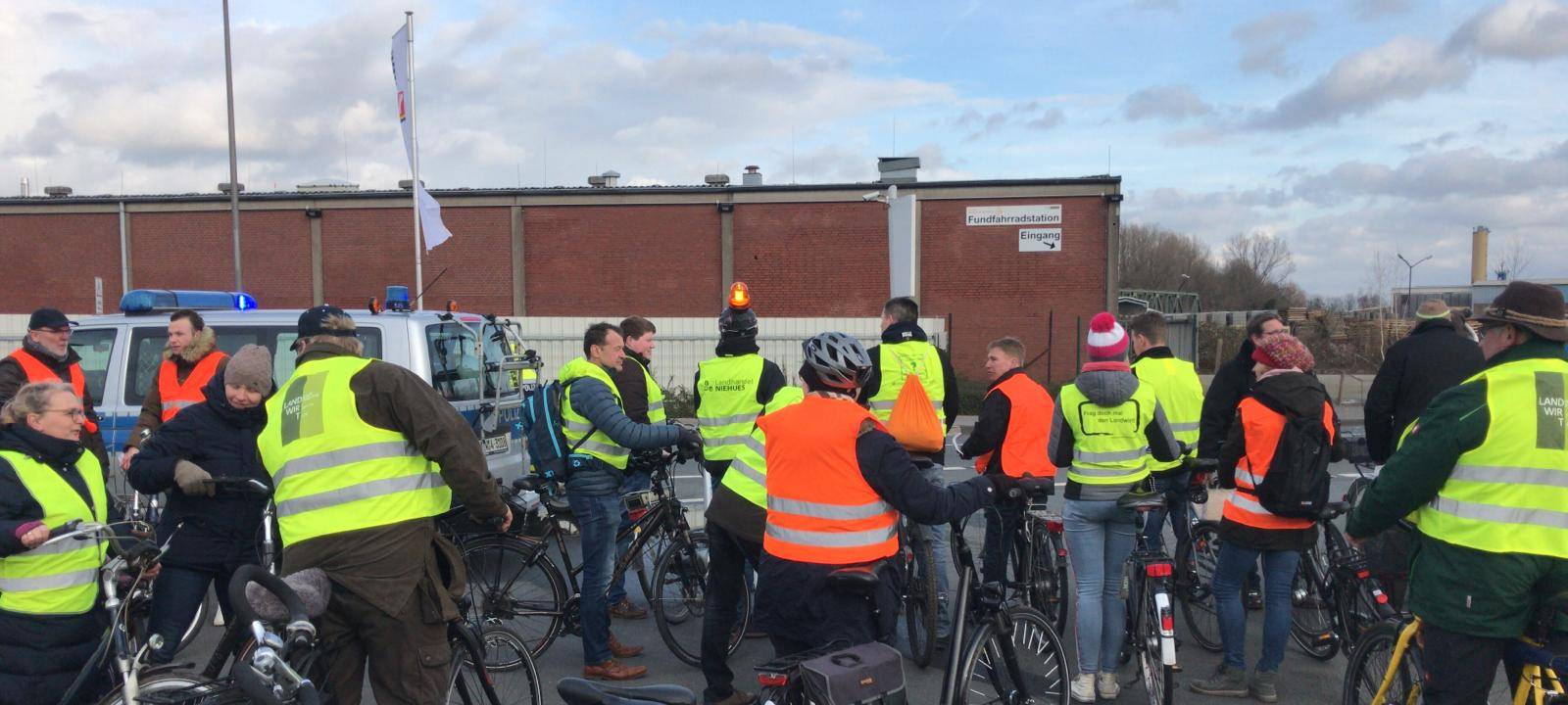 KREIS: Radelnde Landwirte auf Protestfahrt