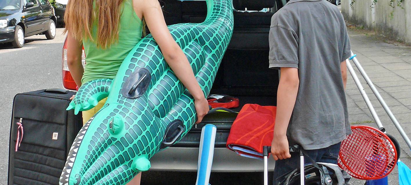 KREIS: Reisende denken über Urlaubsflüge nach