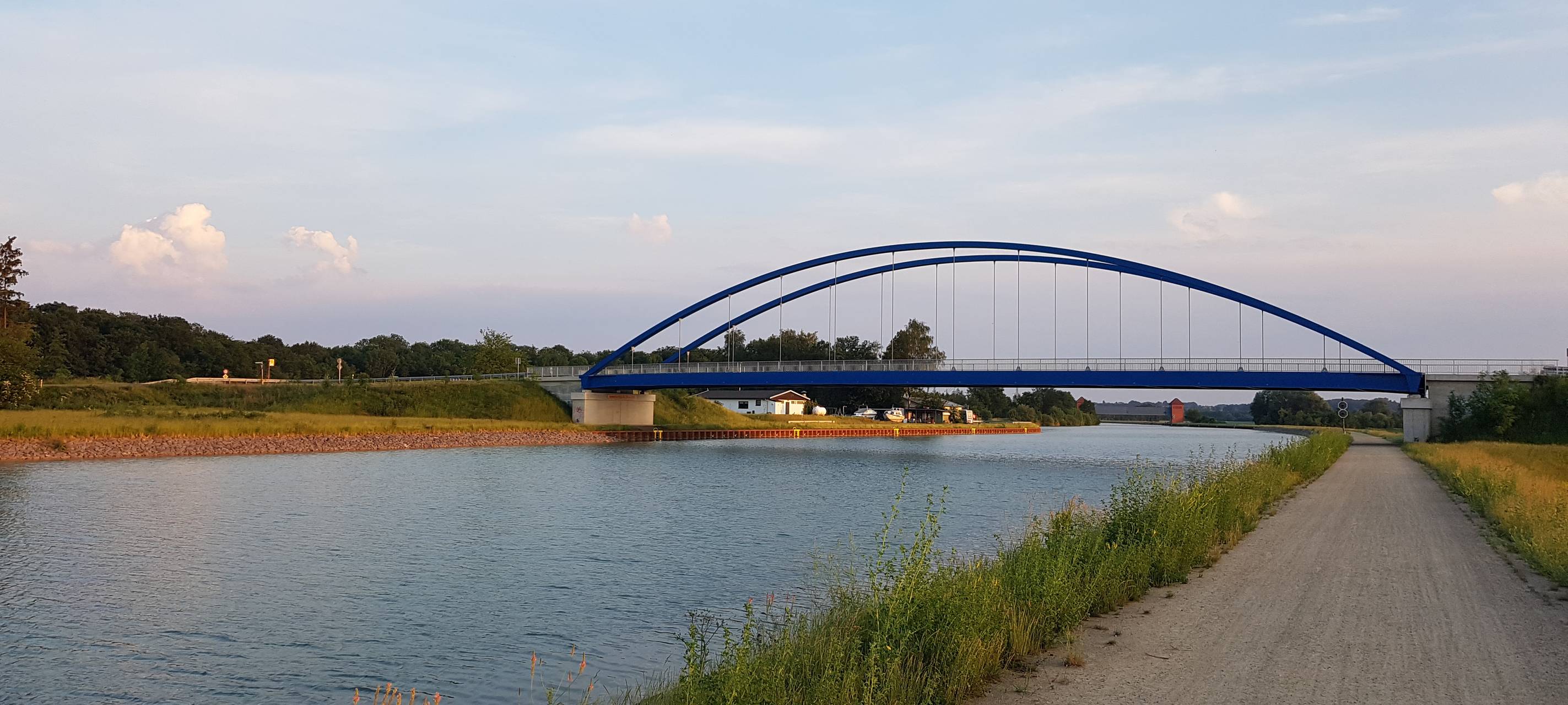 LÜDINGHAUSEN: Güterschiff prallt gegen Kanalbrücke