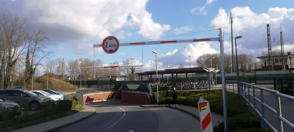 BULDERN: Vorwarner am Bahnhofstunnel