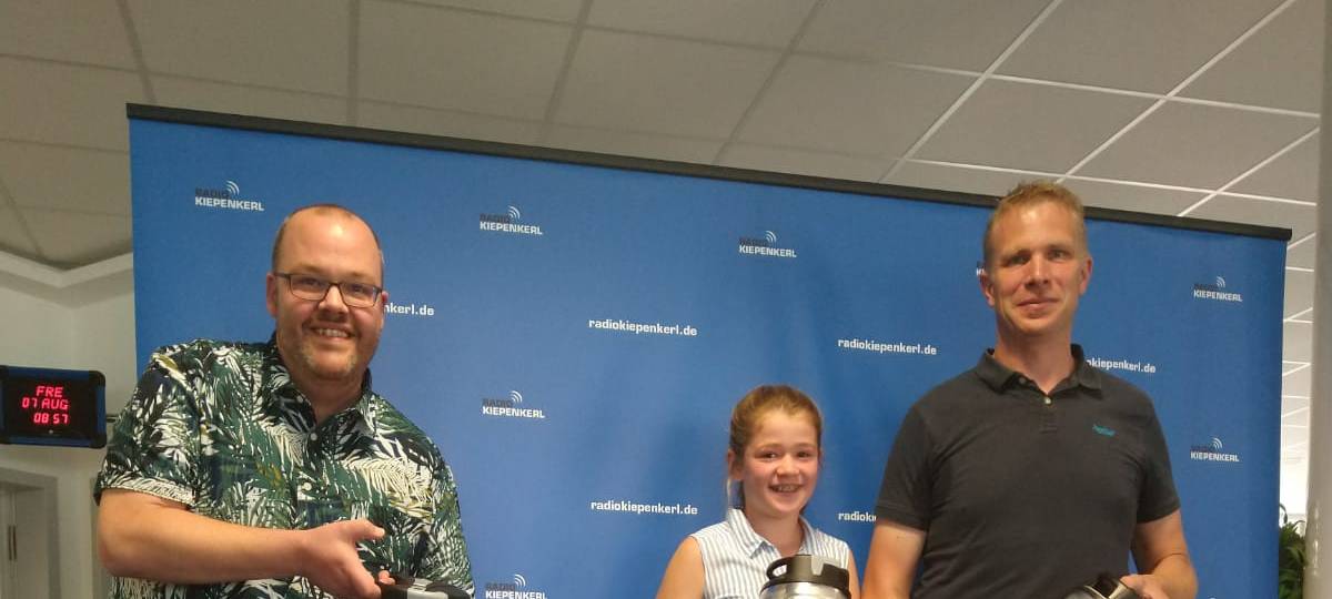 Foto (v.l.n.r.): Radio Kiepenkerl Morgenmoderator Ansgar Borgmann und Braumeister Dirk Bonekamp mit seiner Tochter.
