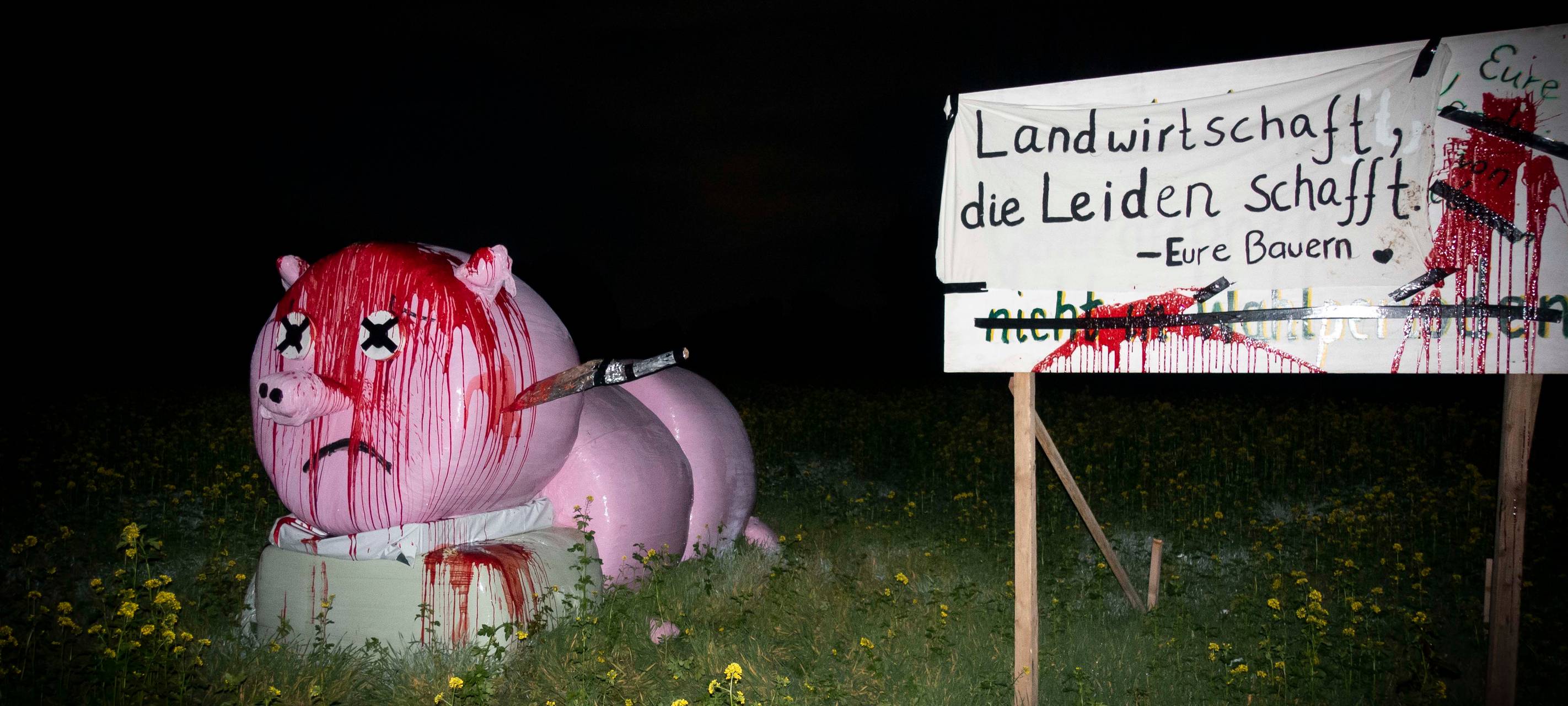 KREIS: Tieraktivisten verschandeln Strohpuppen