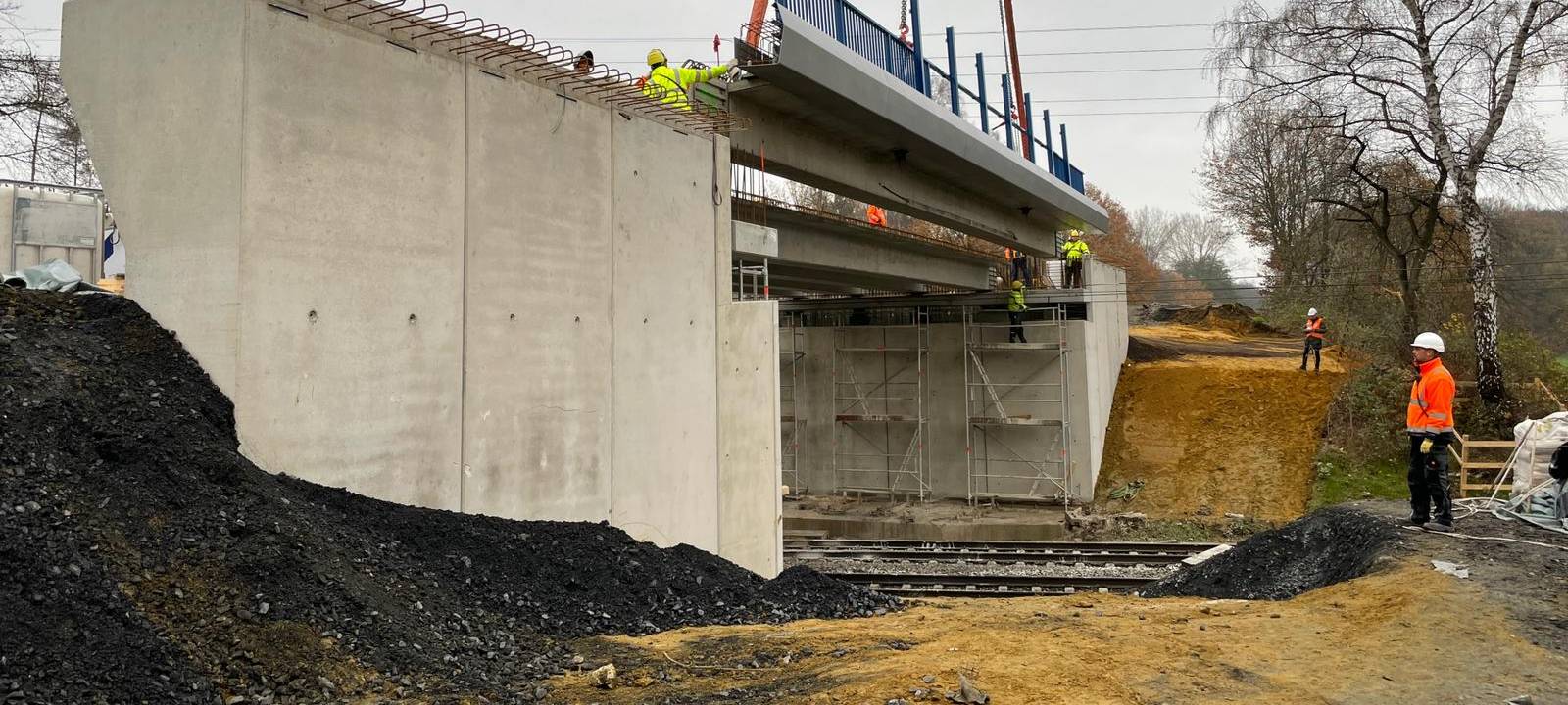 DÜLMEN: Alte Brücke abgerissen - neue Brücke steht