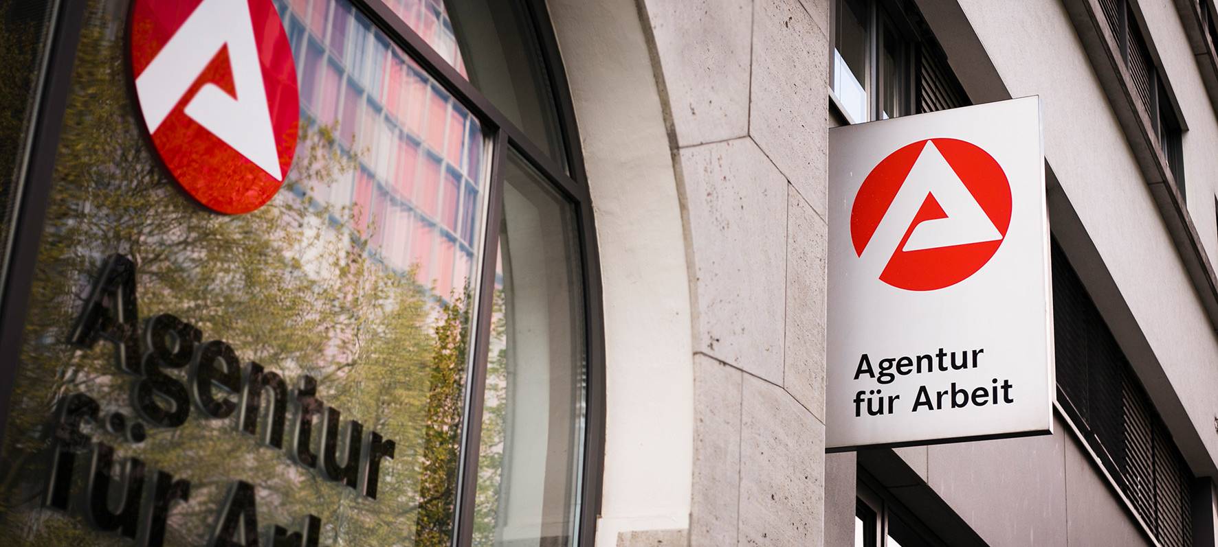KREIS: Weniger Arbeitslose, mehr Kurzarbeit