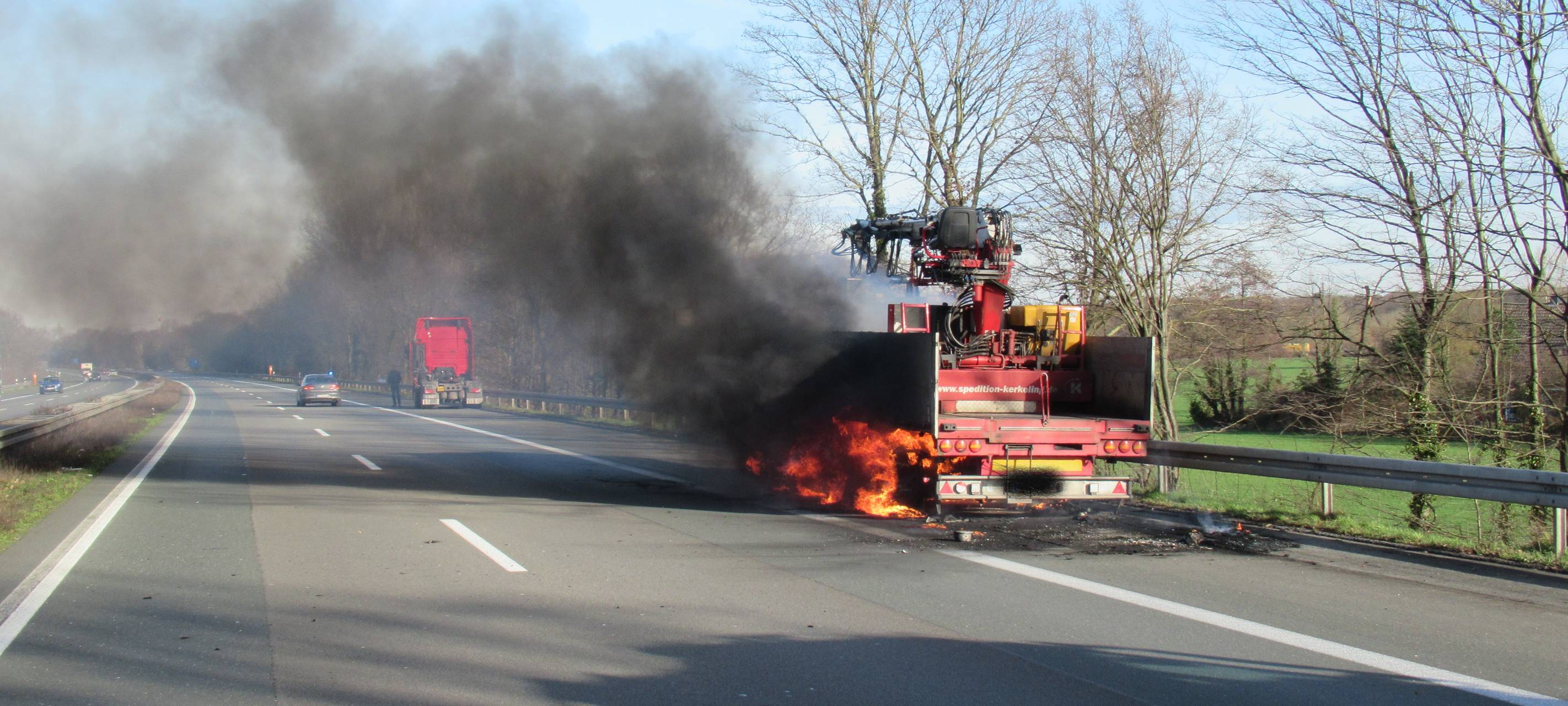 MÜNSTER: Brennender Laster auf der A 1