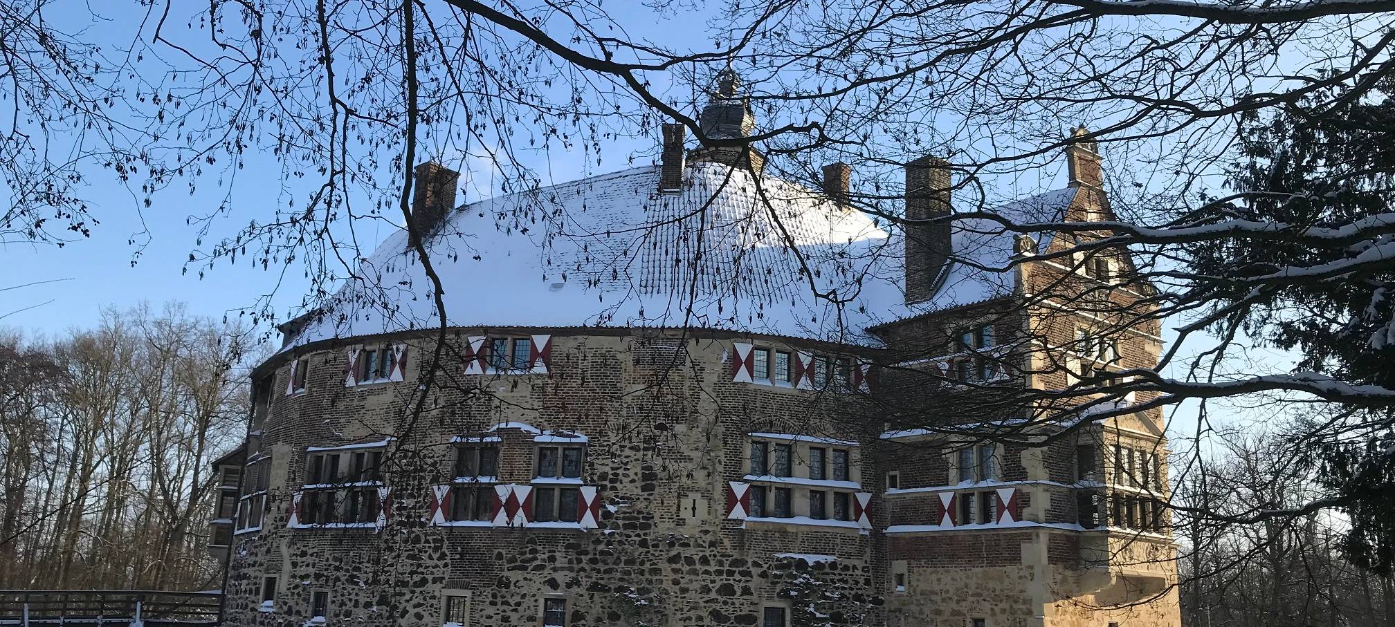 LÜDINGHAUSEN: Zu viel Schnee an der Burg Vischering