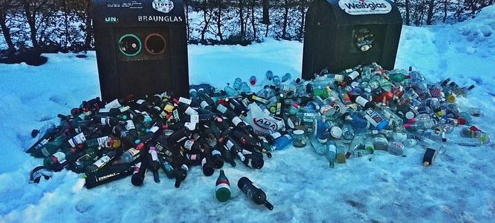 LÜDINGHAUSEN: Glascontainer am Edeka quillt über
