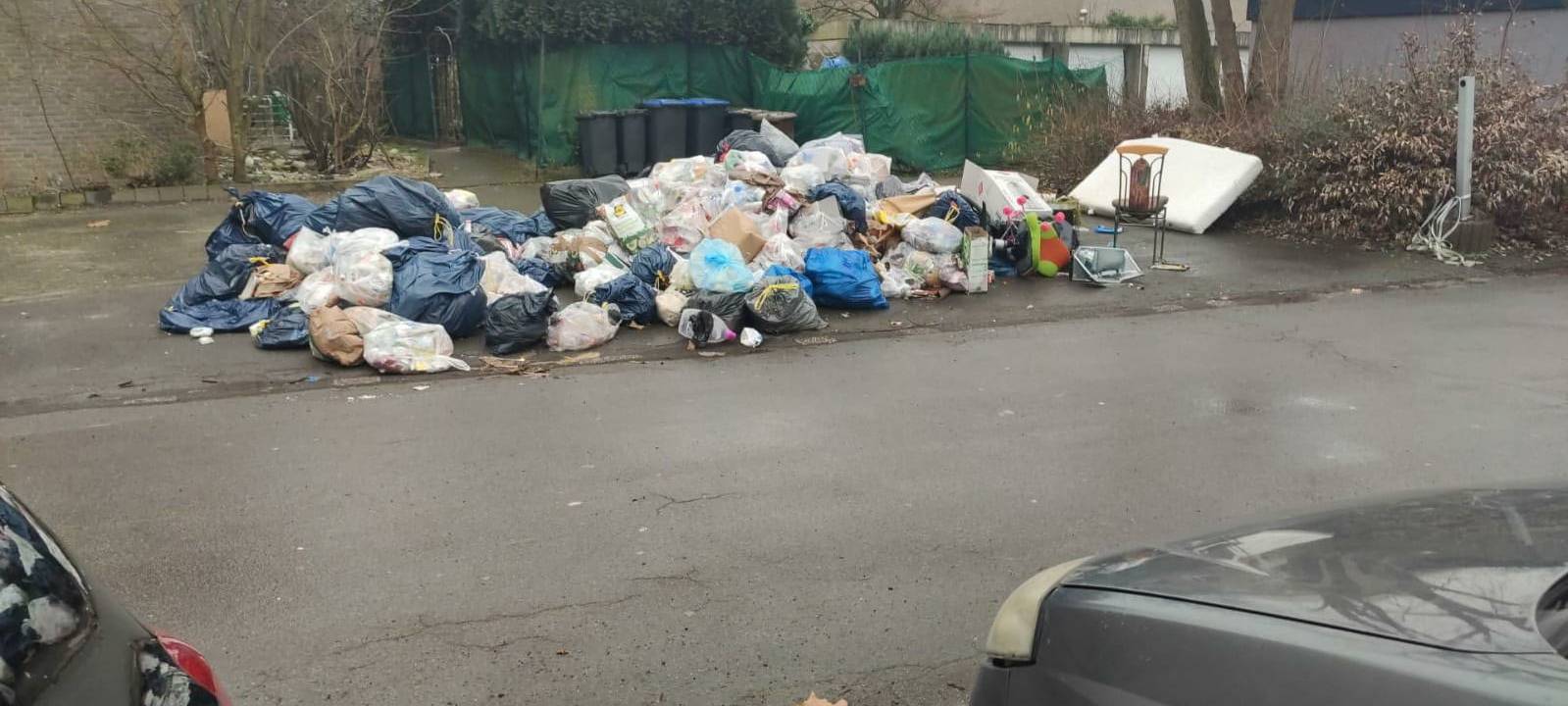 SENDEN: Wut über den Müllsack-Berg am Mühlenfeld