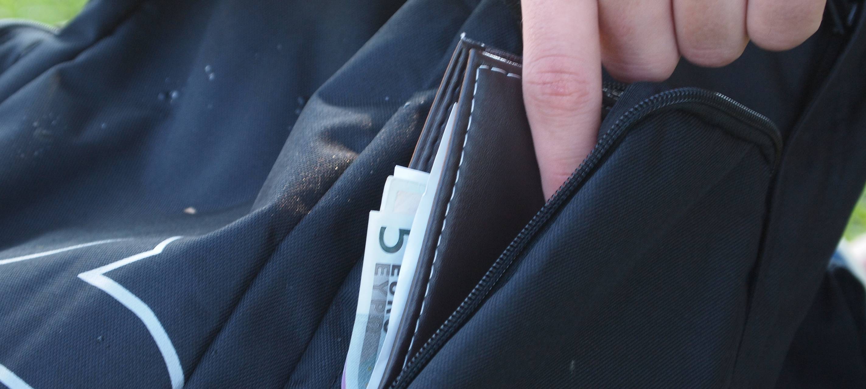 KREIS: Taschendiebe schlagen beim Einkaufen zu