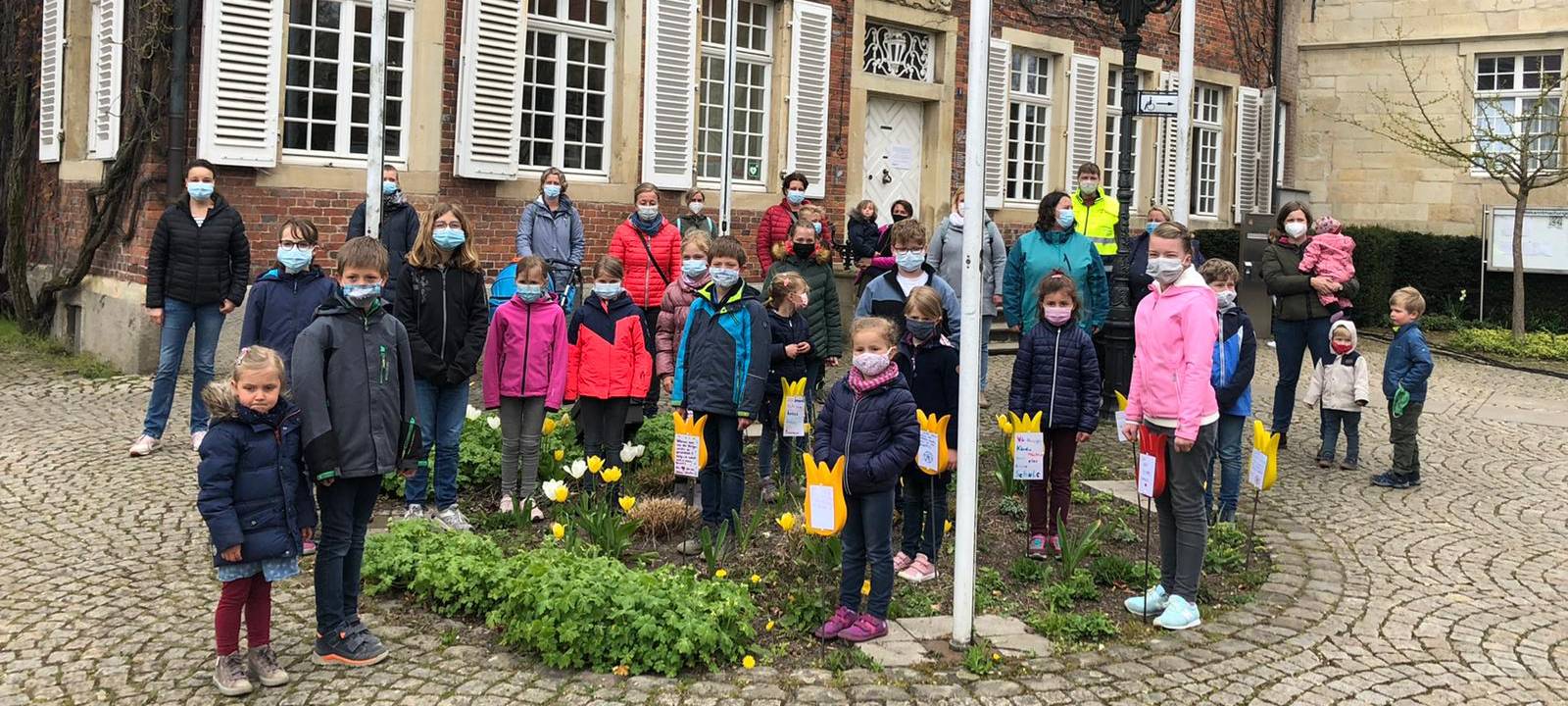 DARUP: Holz-Tulpen-Aktion vor dem Rathaus