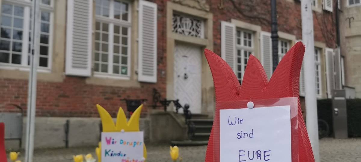 DARUP: Holz-Tulpen-Aktion vor dem Rathaus