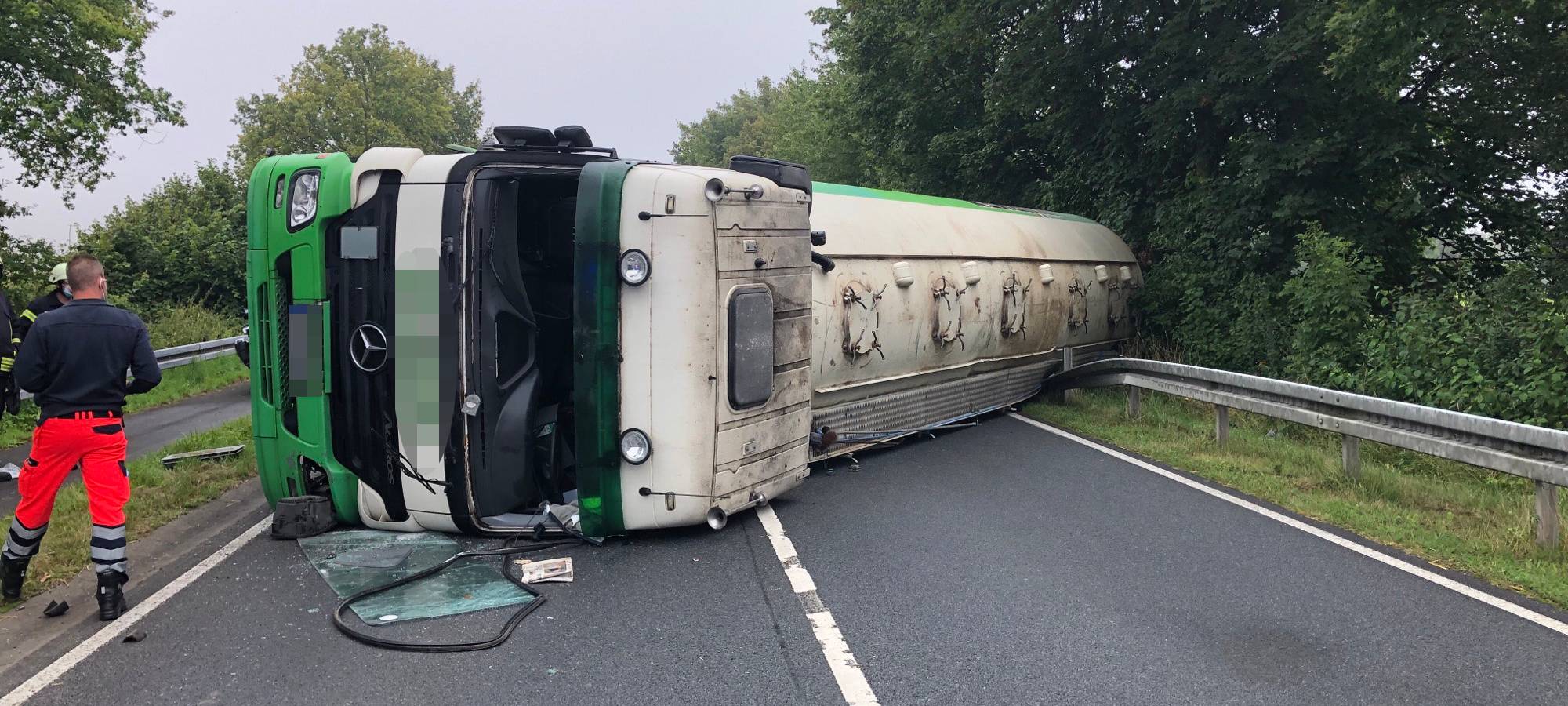 BILLERBECK/RORUP: Tierfutter-Lastwagen umgekippt