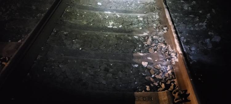 KREIS: Gullideckel im Gleis