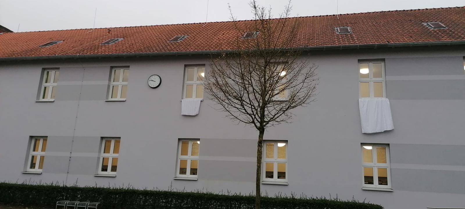 KREIS: Weiße Fahnen an Schulen