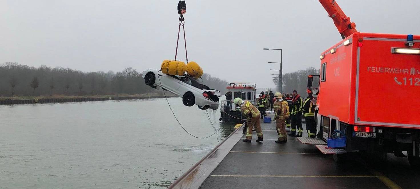 LÜDINGHAUSEN: Auto aus Kanal gehoben