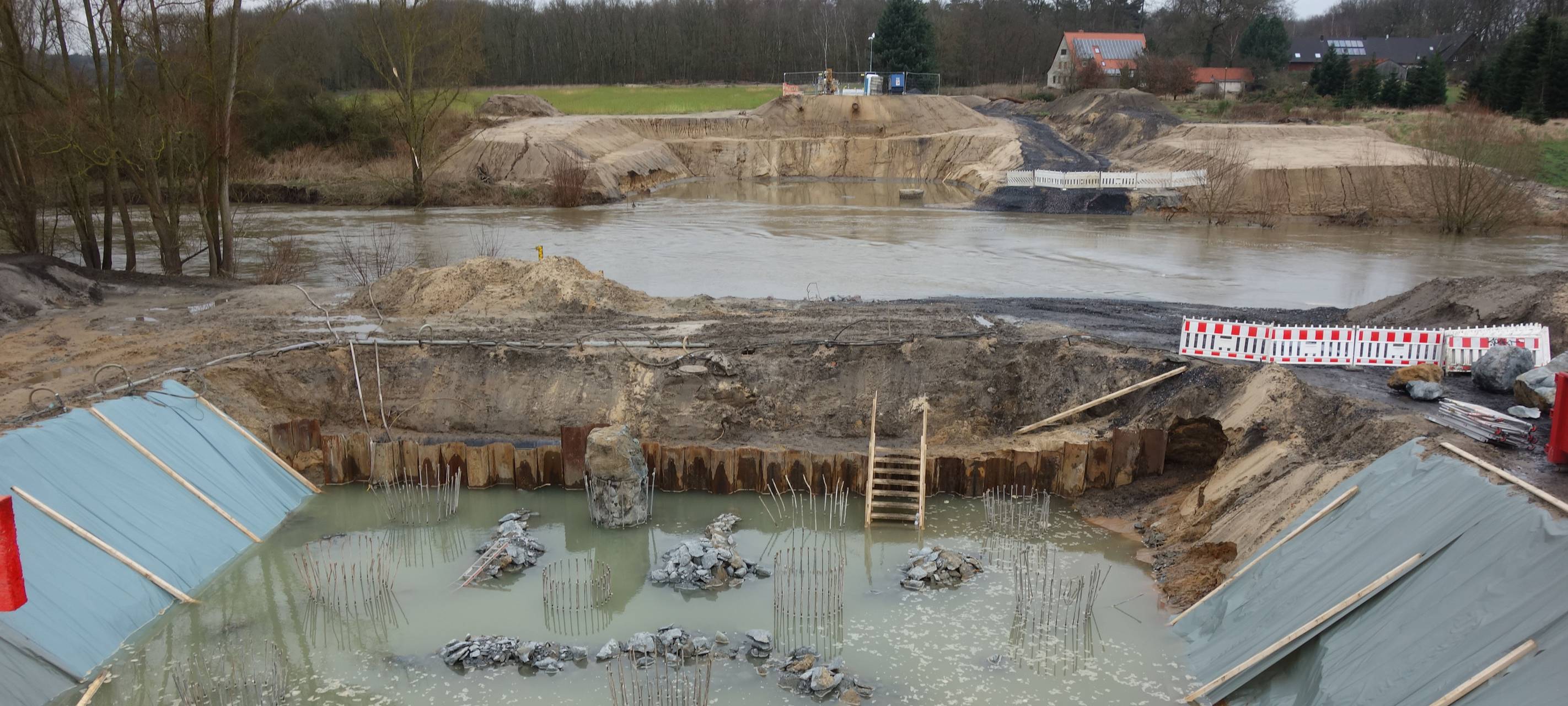 OLFEN: Lippebrücke unter Wasser