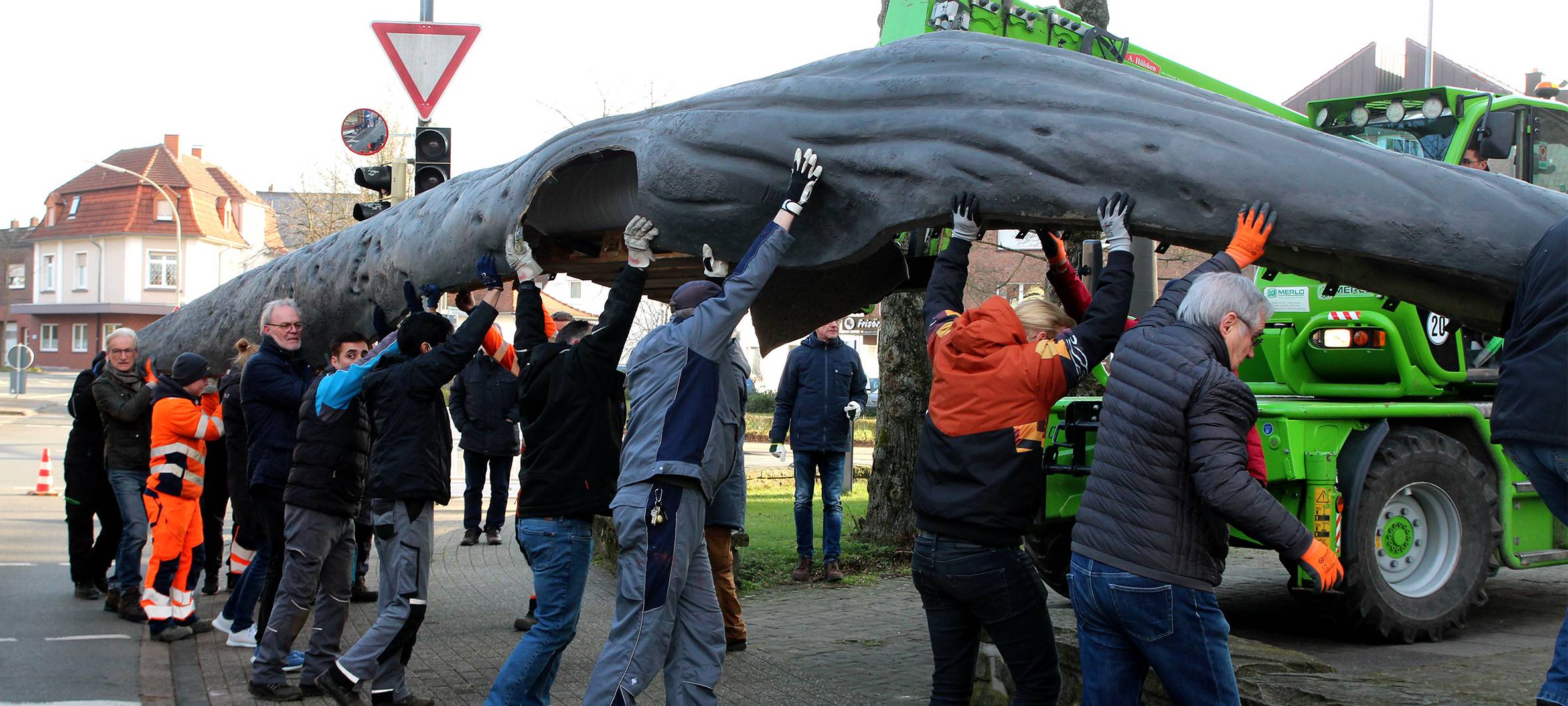 DÜLMEN: Wal-Skulptur angekommen