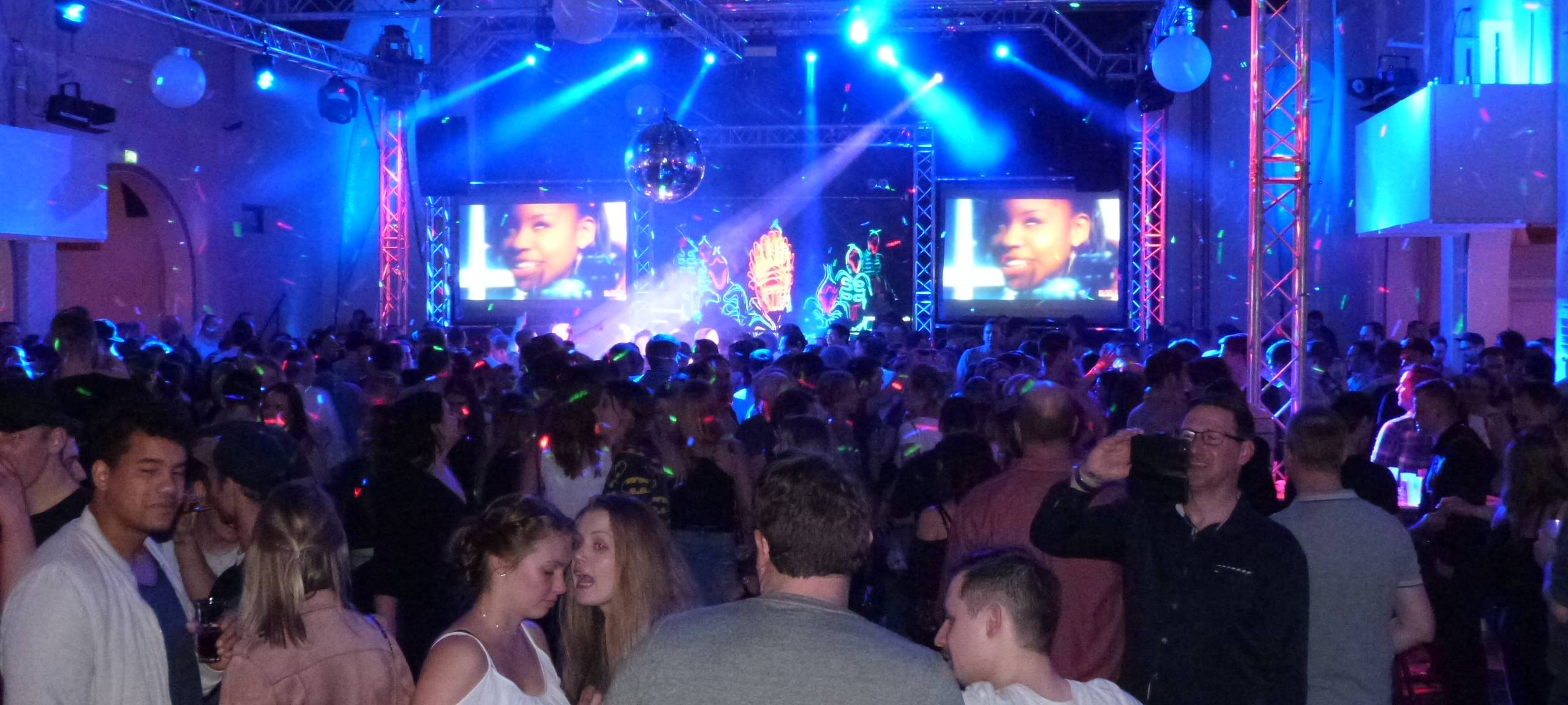 Samstag, 9. April: Die große 90er Party