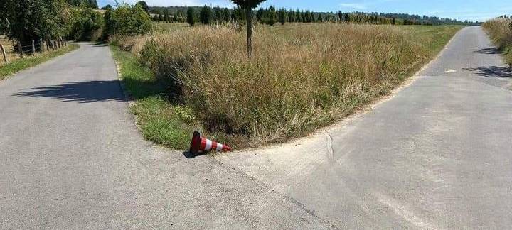 KREIS: Rätsel um Verkehrshütchen in der Landschaft