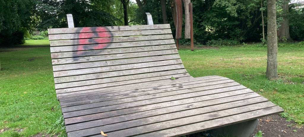 NOTTULN: Holzliege im Rhodepark beschädigt