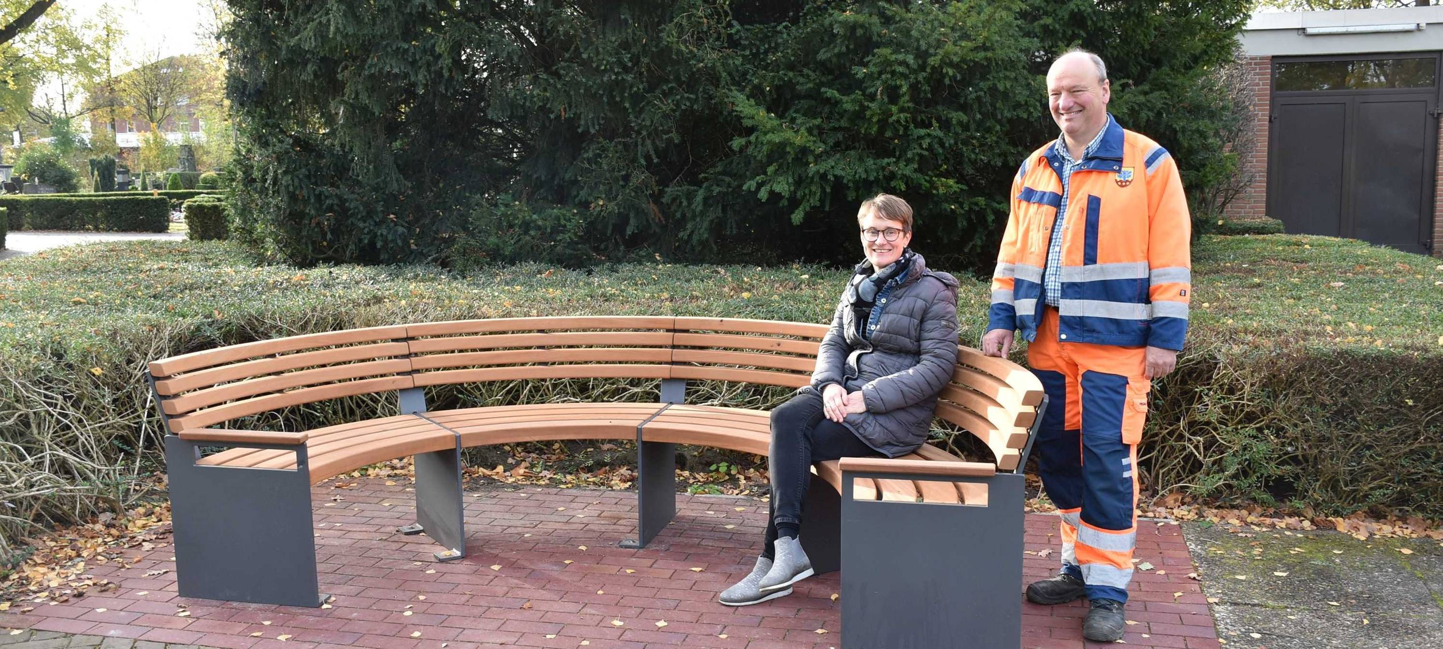 ASCHEBERG: Neue Friedhofsbank