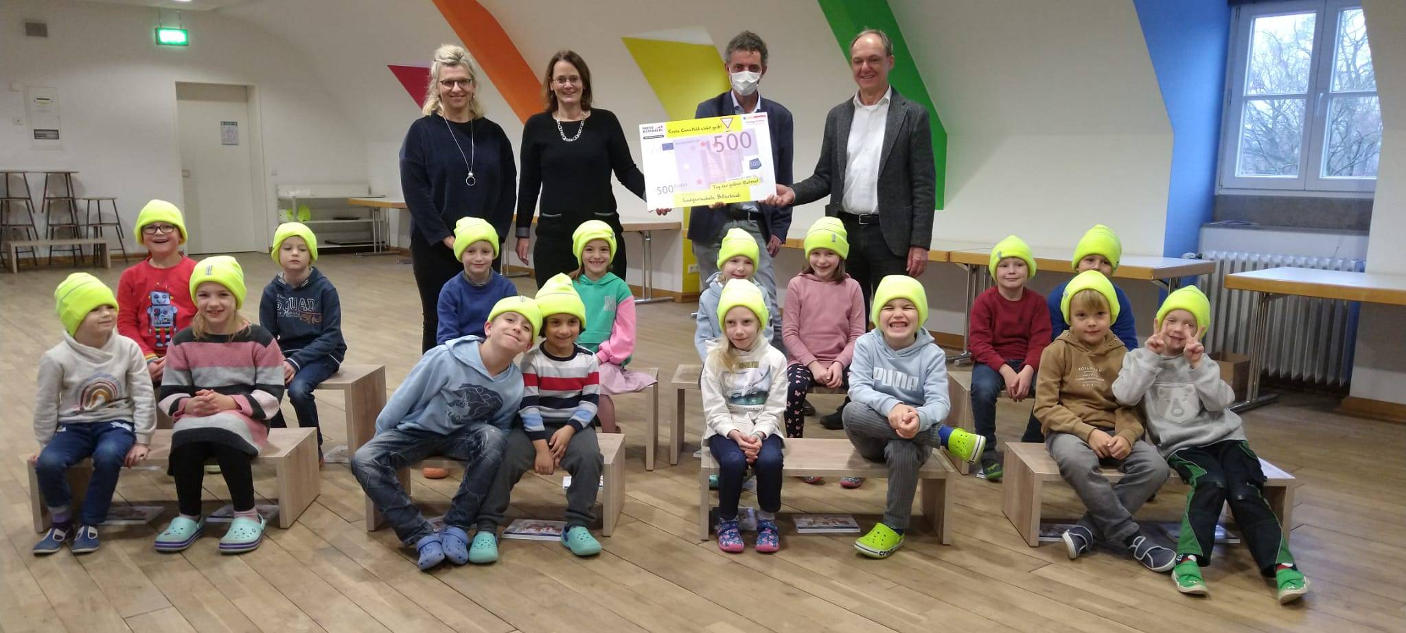 GELBE MÜTZEN: Finanzspritze für Schulen