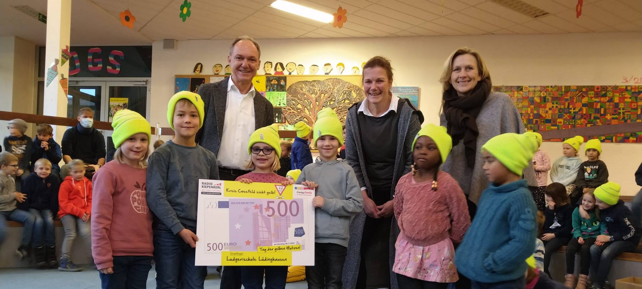 GELBE MÜTZEN: Finanzspritze für Schulen