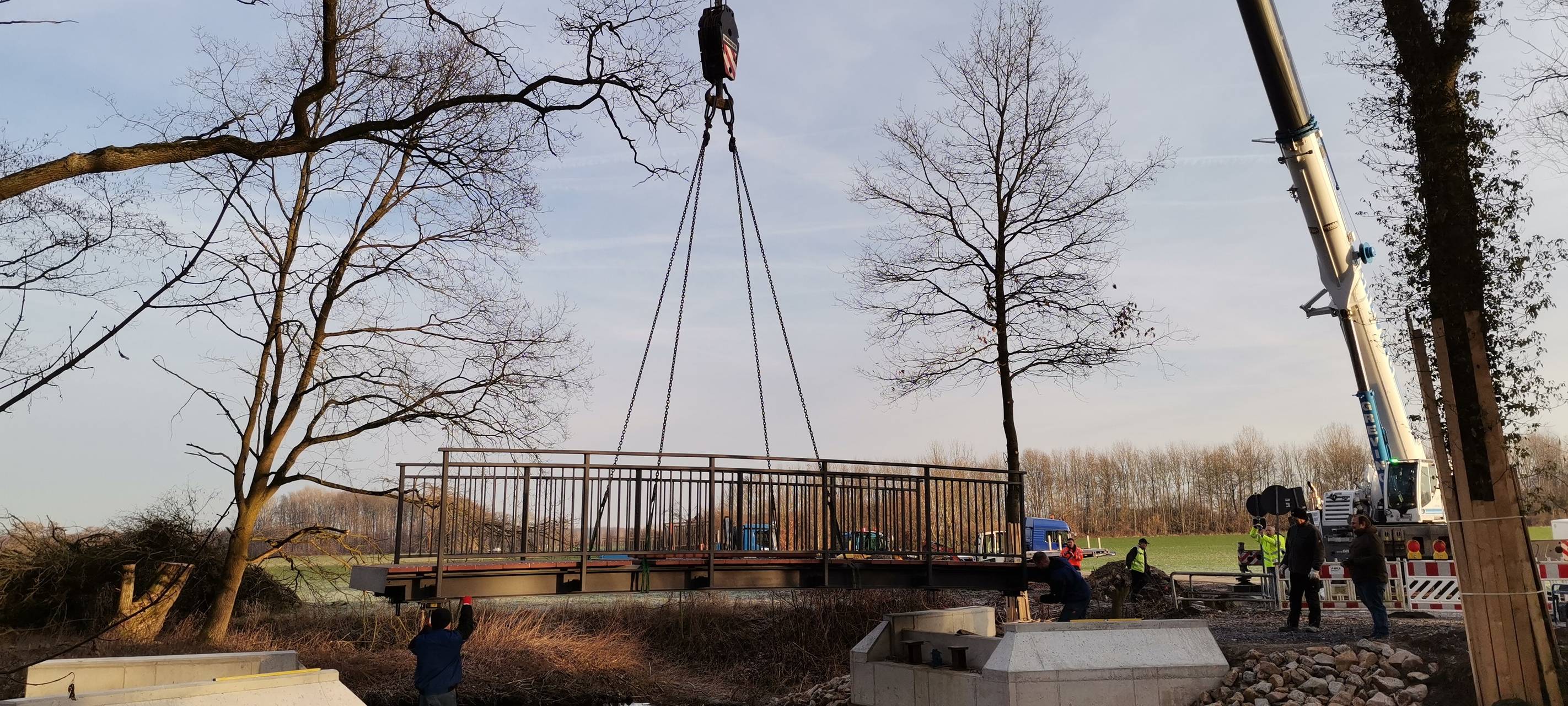 DÜLMEN: Rohrkampbrücke ist eingehoben